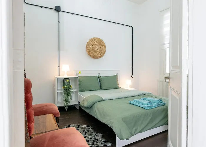 9 Person Garden 5min To Clock Tower