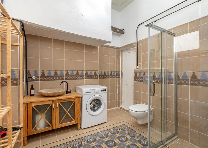 9 Person Garden 5min To Clock Tower Smirne