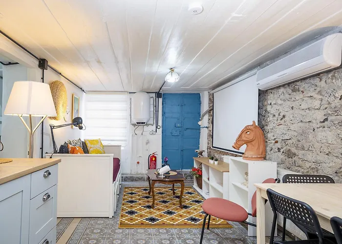 9 Person Garden 5min To Clock Tower Smirne